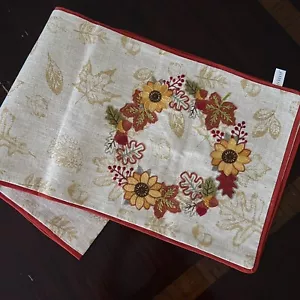 Neu ohne Etikett Lagerhaus Herbstblätter mit Blumen bestickt Tischläufer Herbst 14 Zoll x 72 Zoll - Bild 1 von 10