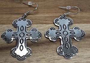 Southwestern silberfarbene Concho baumelnde Kreuz Ohrringe - Bild 1 von 5