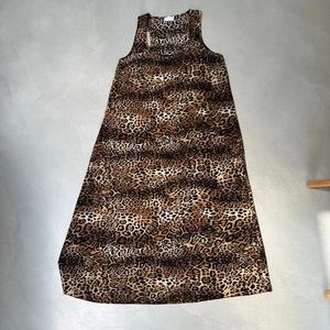 Abito midi ASOS Design stampa leopardata schiena racer. Nero/Marrone. Regno Unito 14. - Foto 1 di 6