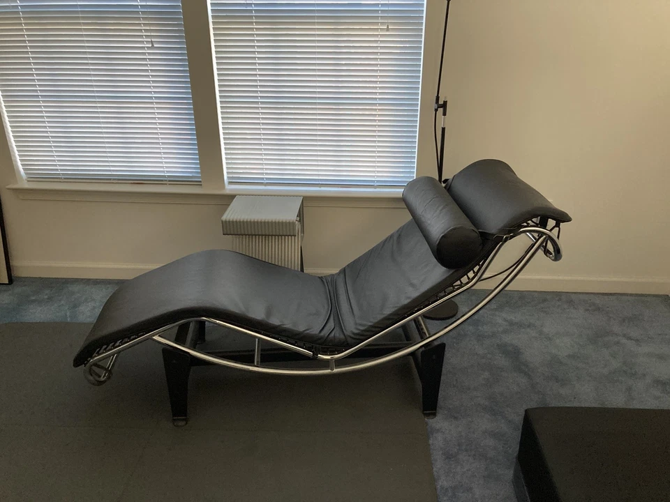 Chaise Lounge Réplica Le Corbusier LC4 Estilo en Cuero Negro Foto 1 de 4