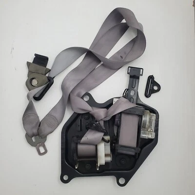 92 93 94 Geo Metro 2 puertas PIEZAS RETRACTOR CINTURÓN SEGURIDAD PASAJERO DELANTERO DERECHO Foto 1 de 4