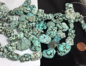 Pepitas de howlita color turquesa claro rústico pretaladrado de 1/2 lb/10-30 mm (w392-w8) - Imagen 1 de 1