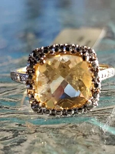 Anillo de diamantes y corte de cojín amarillo topacio creado en laboratorio de oro amarillo liso de 10 quilates  - Imagen 1 de 12