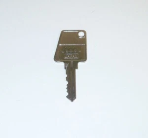 JAPANESE PACHISLO SLOT MACHINE RESET KEY # 065  FITS LUSTER MACHINES - Picture 1 of 11