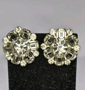 Rare Weiss Earrings Vintage Clip-on Crystal Rhinestones Facted Silvertone Signed - Picture 1 of 22