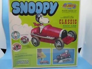 KIT MODELO ATLANTIS-SNOOPY Y COCHE CLÁSICO - KIT DE ACCIÓN - TABLA DE SURF SE MUEVE HACIA ARRIBA Y HACIA ABAJO - Imagen 1 de 2
