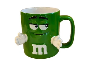 TAZA DE CAFÉ M&M VERDE MARTE CON MANOS 3D ¡TAZA NUEVA! - Imagen 1 de 8