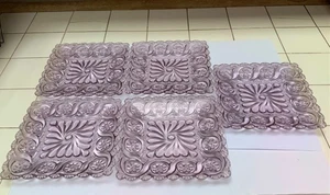 5 antike EAPG Canton Glas Schnörkel Wirbel Muster Quadrat 7" Teller Amethyst Tönung - Bild 1 von 8