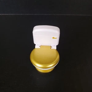 Casa delle Bambole Plastica Toilette Sollevamento Coperchio Oro - 1,5" L X 1,75" H - Miniatura 1:12 - Foto 1 di 7