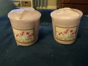 Retired Yankee Candle Honey Blossom Menge 2 Votivkerzen 1,75 oz. - Bild 1 von 3