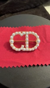 FAUX PEARL CD FASHION COSTUME BROOCH IN GOLD-TONE - Picture 1 of 5