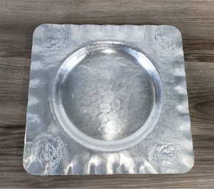 HAND FORGED EVERLAST METAL HAMMERED ALUMINUM TRAY WITH FLOWERS 11.75" VINTAGE - Picture 1 of 6