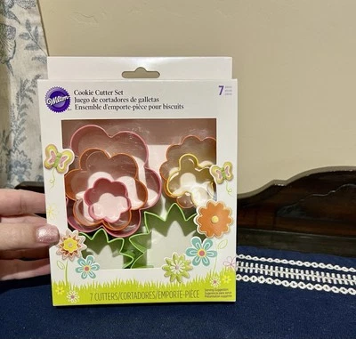 Juego de cortador de galletas de metal Spring Wilton mariposa/flor 7 piezas - NUEVO SELLADO Foto 1 de 4