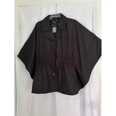 Chaqueta Dennis Basso Negra con Capa Botón Frontal Cintura Ceñida Manga Ala de Murciélago Foto 1 de 4