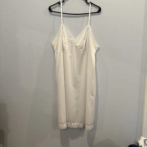 Vintage Blanco Vanity Fair Nylon Deslizamiento Completo 42 Encaje Ribete Retro Ropa Interior Pinup - Imagen 1 de 5