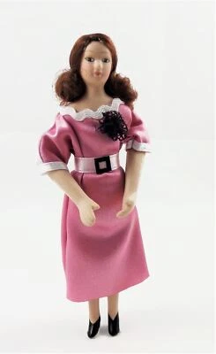 Bambole Casa Moderno Donna IN Smart Rosa Abito Miniatura Porcellana 1:12 People - Immagine 1 di 4