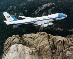 Air Force One Passing Mount Rushmore Monument Foto Poster Kunstdruck, Größe wählbar - Bild 1 von 2