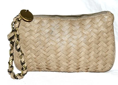 Muñequera sin asas Deux Lux beige tejida de cuero sintético con correa retorcida Foto 1 de 4