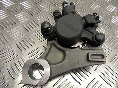 Pinça de freio traseira e transportadora genuína Yamaha R1 NISSIN 2007 a 2014 - Imagem 1 de 4