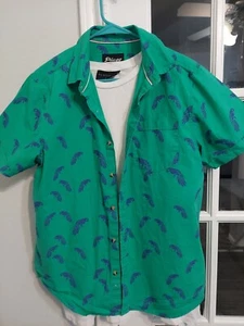 Plugg Shirt Herren Größe Med. Grüner Pfauendruck kurzarmig auf Knopfleiste - Bild 1 von 7