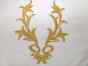 Disfraz heráldico frondoso dorado metálico en forma de V rollo hierro en parche - Imagen 1 de 1