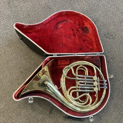 Cuerno francés universitario Hilton Foto 1 de 4