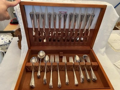 Juego de colección de HOLMES & EDWARDS SPRING GARDEN 84 piezas + 11 piezas para servir en caja de pino Foto 1 de 4