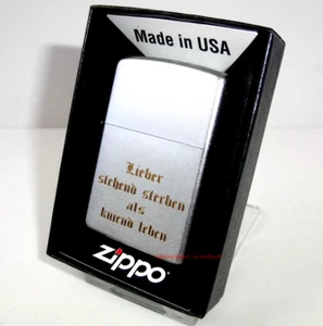 ZIPPO Feuerzeug LIEBER STEHEND STERBEN ALS KNIEND LEBEN Satin Chrome NEU OVP - Picture 1 of 2