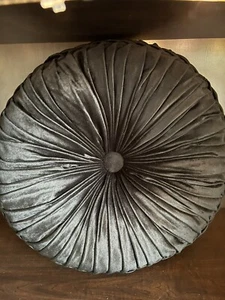 J. Queen New York Bridgeport Black Tufted 15" Round Decor Pillow - Bild 1 von 4