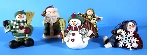 Juego de 5 adornos tipo masa SANTAS y MUÑECOS DE NIEVE originalmente $5,97 cada país* - Imagen 1 de 12