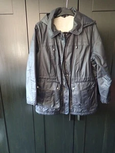 CHAQUETA IMPERMEABLE ESTILO CERA M&S PARA HOMBRE CON CAPUCHA DESMONTABLE - TALLA 18 - LOOK - Imagen 1 de 11