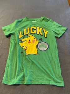 Kinder Pokemon Pikachu Glück grün Pailletten T-Shirt Grafik Tee L - Bild 1 von 1