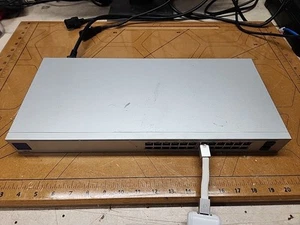 Ubiquiti Unifi USW-24-PoE Managed Network Switch - Photo 1/11