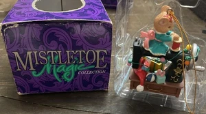 Vintage Mistelzweig Magic Collection Maus sitzend oben Nähmaschine Ornament - Bild 1 von 7