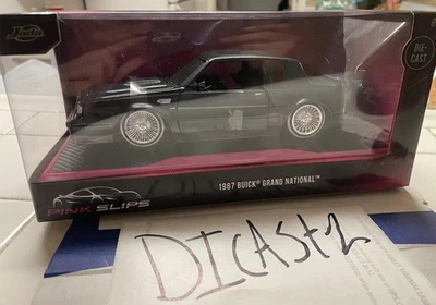 Chinelos Jada 1987 Buick Grand National rosa leitura personalizada 1/24 Desc - Imagem 1 de 4