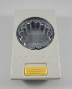 EK Large Punch Scallop Circle 2 1/4" - Picture 1 of 2