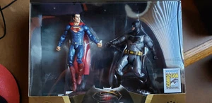 Batman V Superman Pack 2 mit Logo Leuchtdruckknopf - Bild 1 von 3