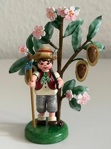 HUBRIG VOLKSKUNST GMBH JAHRESFIGUR 2023 JUNGE MIT MANDELBÄUMCHEN MANDEL WIE NEU! - Bild 1 von 7
