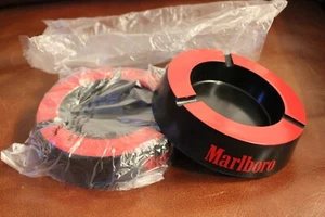 Lote de 2 ceniceros de plástico negro/rojo vintage Marlboro 3 ranuras en paquete original nuevo de lote antiguo - Imagen 1 de 2