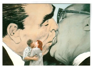 RARE - Brezhnev kissing Honecker Leonore Uwe Mural Berlin Wall Vintage Postcard - Picture 1 of 2