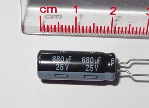 Condensador electrolítico 10 piezas, 680uF 25V 105 C de Panasonic EEUFR1E681LB, 2A1-1 - Imagen 1 de 4