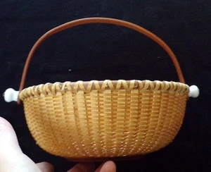 HANDGEMACHTER HANDGEFERTIGTER KORB IM NANTUCKET-STIL MIT GRIFF - SIGNIERT UND DATIERT - Bild 1 von 17