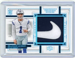2023 Panini National Treasures Platinum Swoosh Patch Rookie Brandon Aubrey #2/2 - Foto 1 di 2