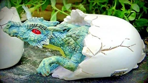 Red Eyes Baby Dragon Hatchling In Egg Statue Legends And Fantasy - NEU - Bild 1 von 10