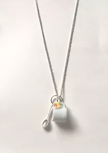 Tazza da tè in miniatura con cucchiaino collana tazza kitsch caffè cameriera regalo stravagante - Foto 1 di 2