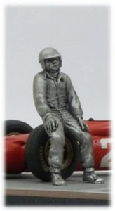 PILOTA NON DIPINTO ANNI 1960/70 SEDUTO SU AUTO/RUOTA/MURETTO ecc DENIZEN RD026 - Foto 1 di 1