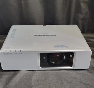 Proyector LCD comercial Panasonic PT-FW300NT WXGA 3500 lúmenes inalámbrico sin control remoto - Imagen 1 de 18