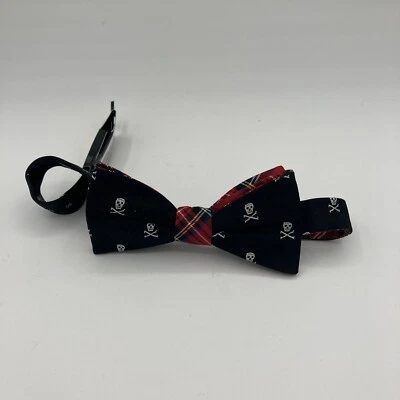 Gravata borboleta reversível Condessa Mara caveira e ossos e xadrez tartan vermelho - Imagem 1 de 4