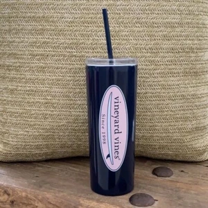 Vajilla aislada Vineyard Vines x Target - 22,5 oz con logotipo tapa azul marino/rosa - Imagen 1 de 1