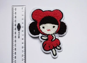 Hágalo usted mismo * Parche Bordado Niña en Rojo - Costura por Transferencia de Hierro Caliente - Imagen 1 de 1